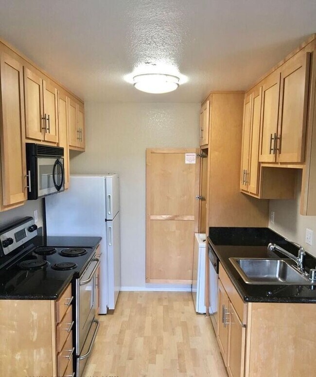 Foto del edificio - 1 bed 1 bath Condo in Benicia -- COMING SO...