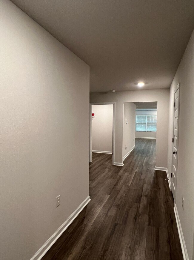 Building Photo - Stunning 4 Bedroom