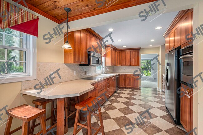 Building Photo - 1908 Woodward - Warm and inviting single f...