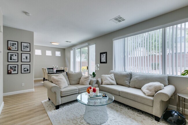 Foto del edificio - 3 BEDROOM 2.5 BATH HOME IN 89148