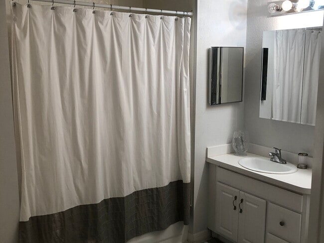 Building Photo - "Charming 3-Bedroom Retreat with 2 Full Baths in Prime Tampa Location – 1,481 Sq. Ft. of Comfort!"