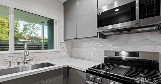 Building Photo - 2021 Beachwood Dr