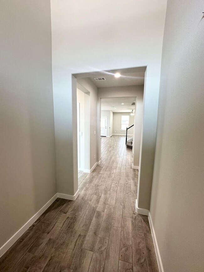 Building Photo - 5 Bedroom 4 Bathroom Ready to Rent ASAP!