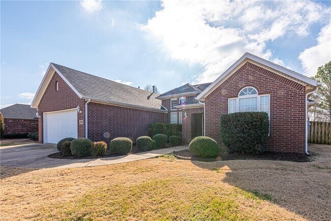 Building Photo - 3205 SW Tunica Ave