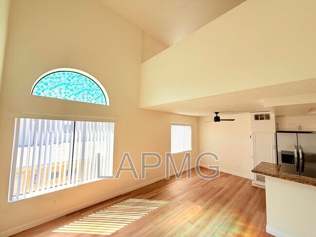 Foto del edificio - 5233 Cartwright Ave