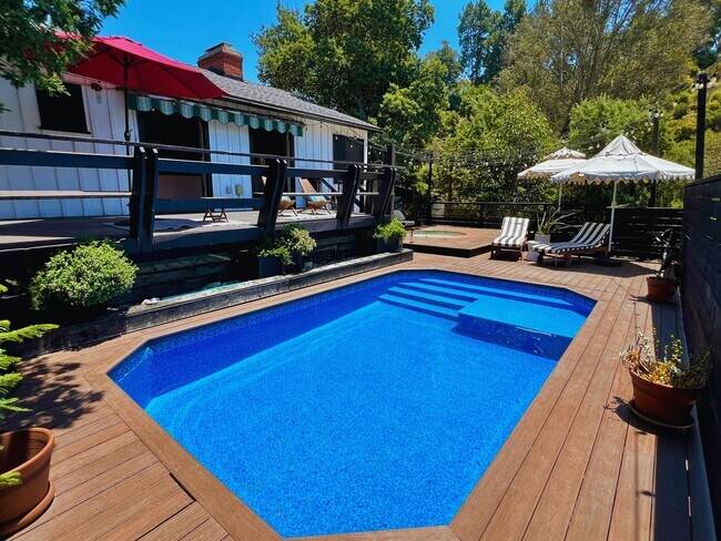 Building Photo - 2828 Laurel Canyon Pl