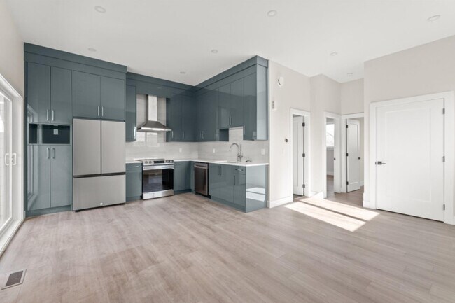Building Photo - 758 Coopland Crescent