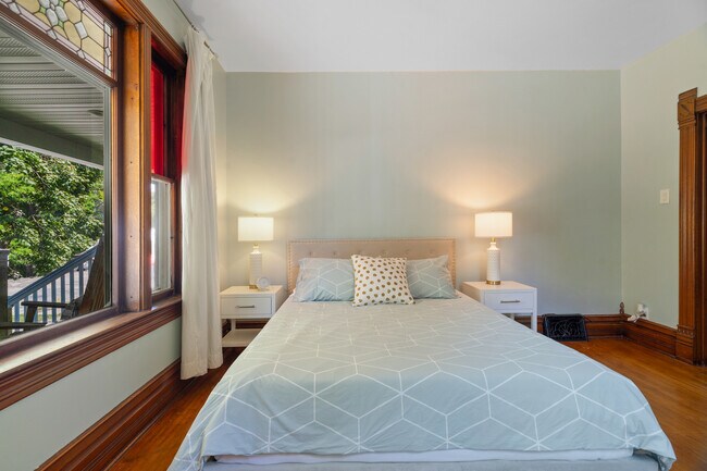 Building Photo - 1028 Porlier St