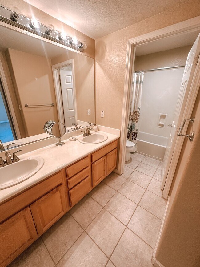 Foto del edificio - Large Home in Dublin Available Now!
