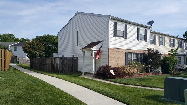 Building Photo - *END UNIT* town home in established Crestwood Neighborhood ready for you mid March!