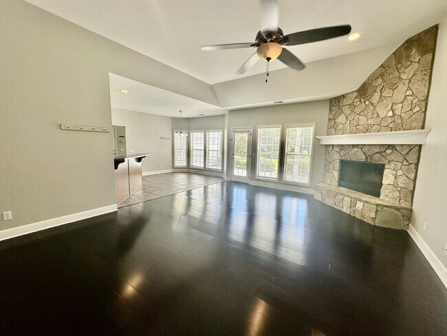 Foto del edificio - Spacious Home on a Large Lot in Grande Oaks!