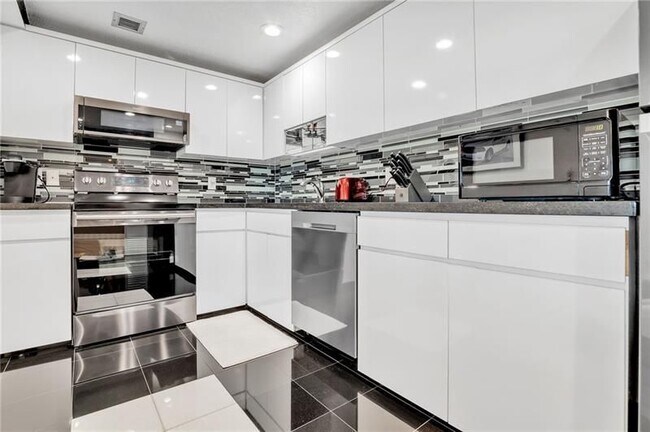 Building Photo - 3800 Oaks Clubhouse Dr