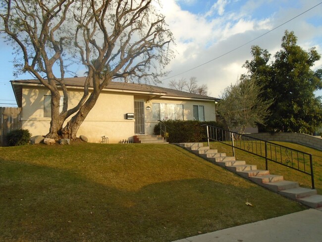 Building Photo - NORTHEAST CUTIE ! MOVE-IN SPECIAL $2575.00!