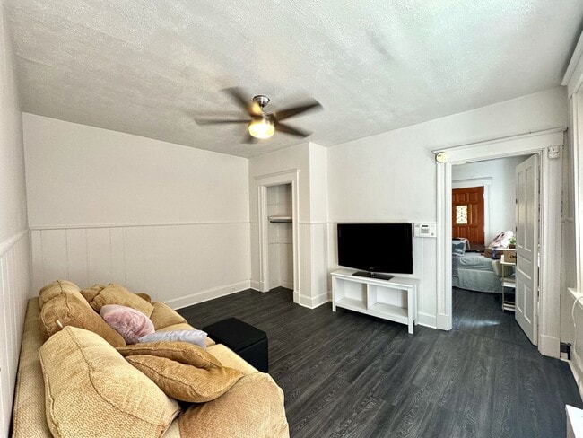 Foto del edificio - 5 bed/2 bath Mins. from UC Campus for Only...