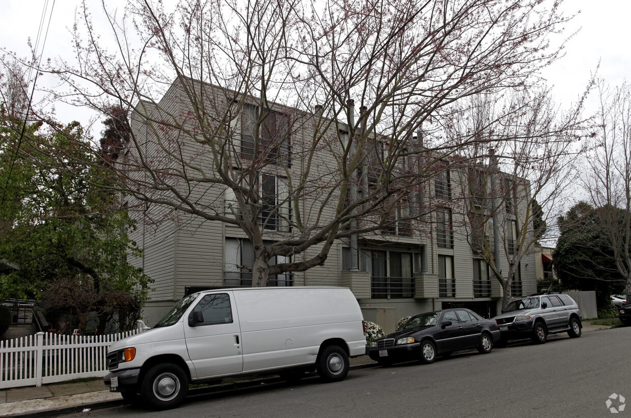 Building Photo - 382 Adams St