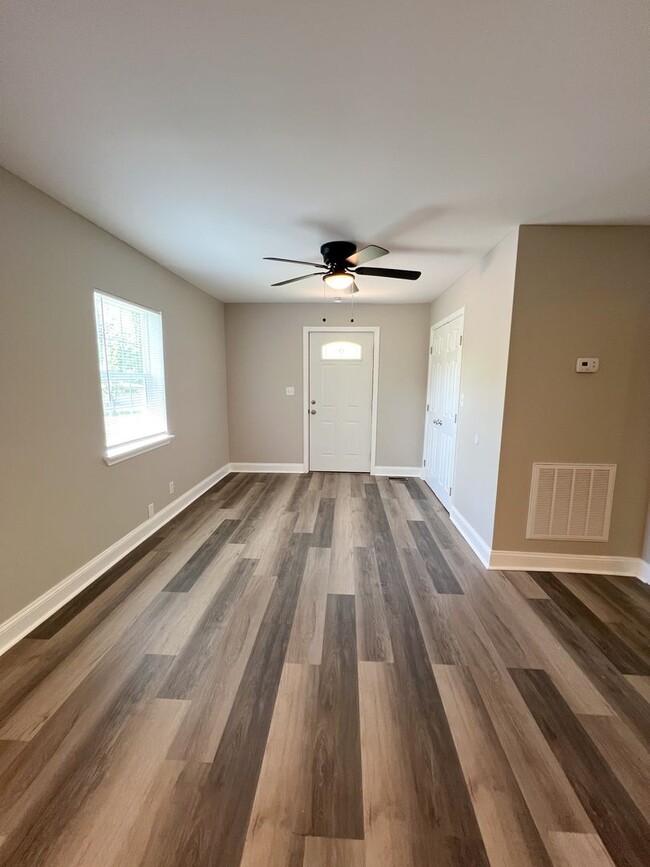 Foto del edificio - Renovated 2 Bed, 2 Bath Home Off Madison S...