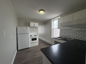 Building Photo - 140 Adelaide St