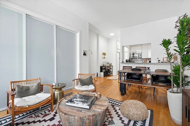 Foto del edificio - 43 E 10th St