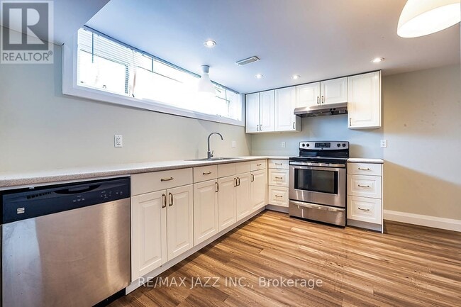 Building Photo - 708 Newman Crescent