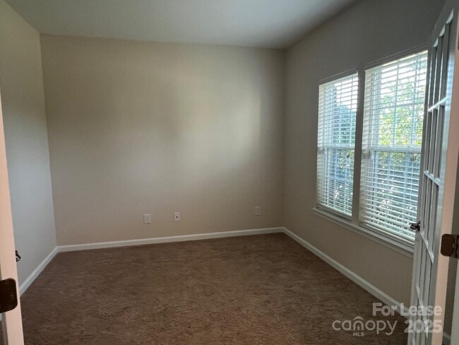 Building Photo - 207 Elba Dr