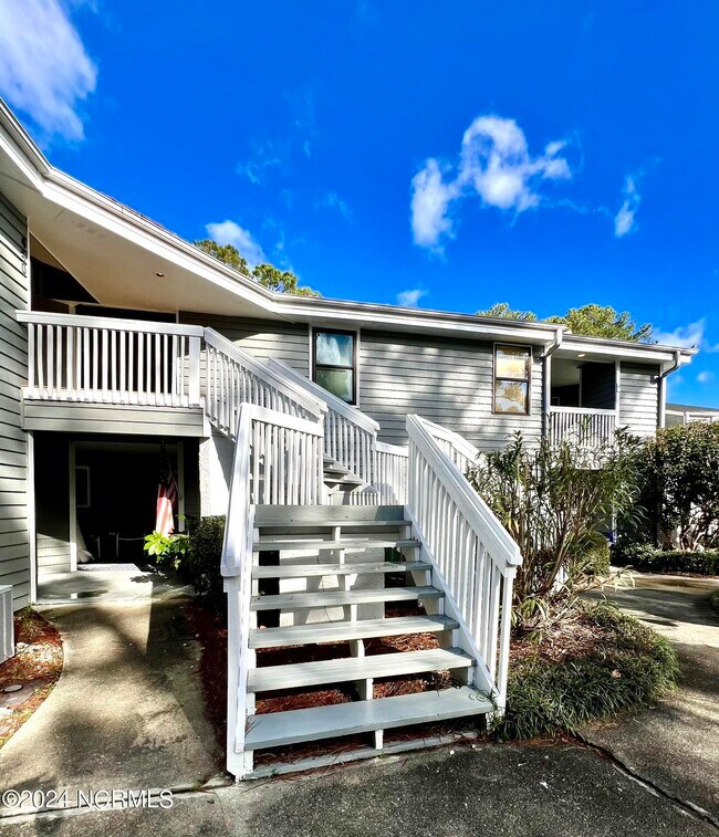 Building Photo - 724 Azalea Dr
