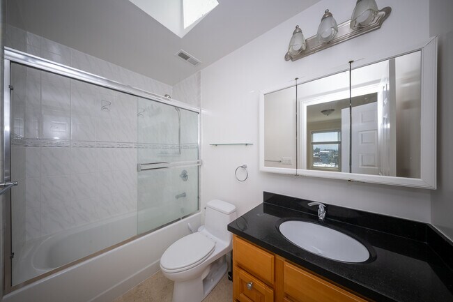 Foto del edificio - 483 Monterey Blvd