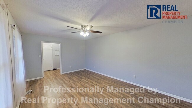 Foto del edificio - Adorable 3 BD/2 BA with Large Lot on Cul-de-Sac