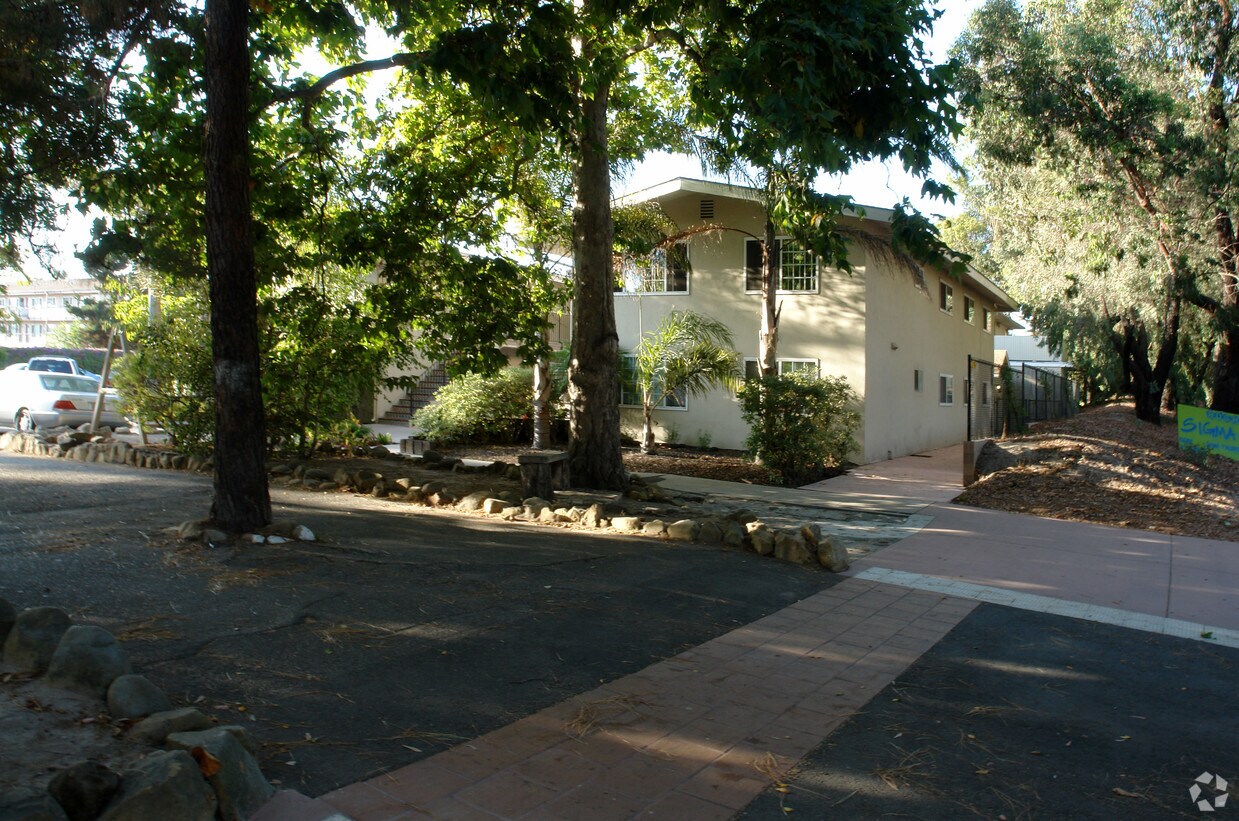 Foto del edificio - 6504 Pardall Rd