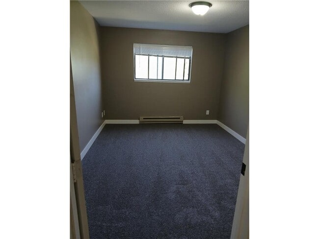 Building Photo - 901 Country Club Dr