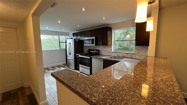 Foto del edificio - 8300 Sands Point Blvd