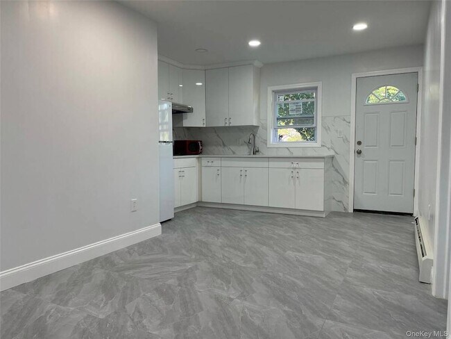Foto del edificio - 252 Hallock Rd
