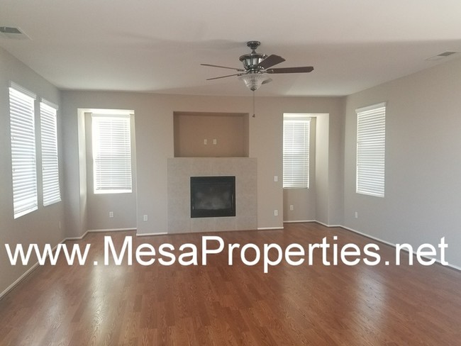 Building Photo - Large 5 Bedroom 2.5 Bathroom home in Hesperia