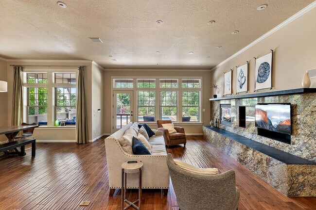 Foto del edificio - Four bedroom home with Pool! | Available Now