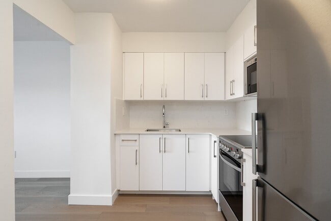 Building Photo - 230 Oak St