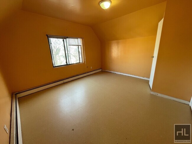 Building Photo - 1054 E 14th St