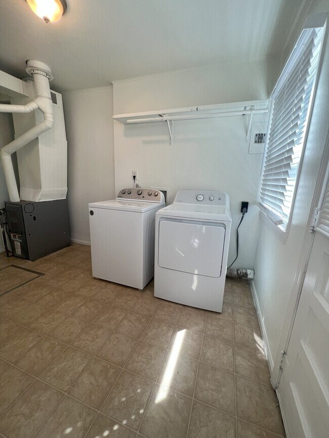 Foto del edificio - Spacious 3 bedroom with backyard