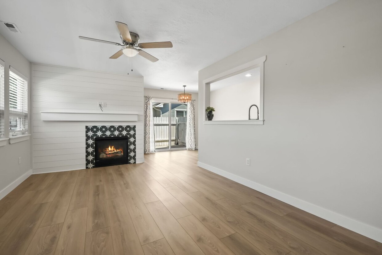 Foto principal - UPDATED 2BD/2BA TOWNHOME WITH POOL!