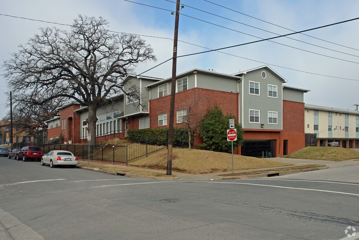 Building Photo - 717 Comal St