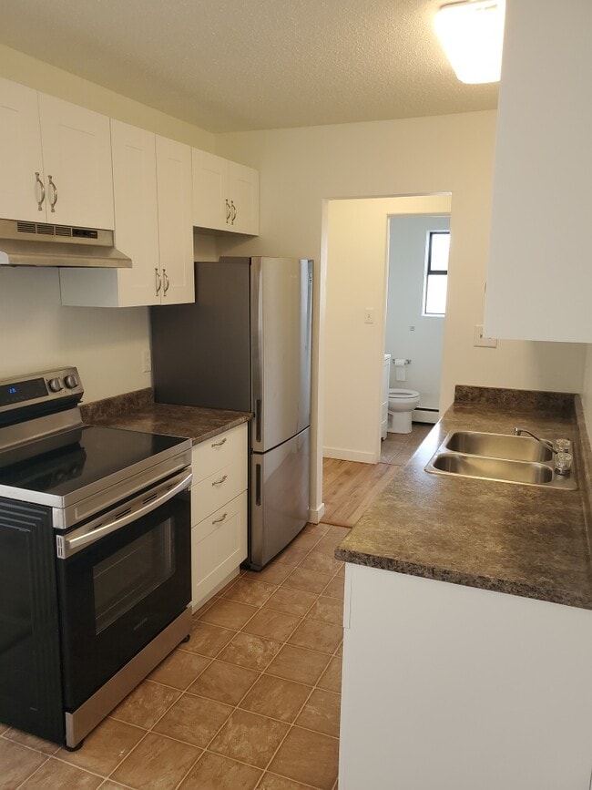 Building Photo - 1595 Boundary Crescent