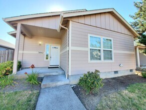 Building Photo - 3842 SE Ryunkin St