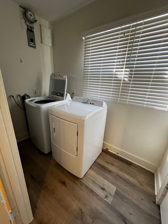 Foto del edificio - 2229-2231 Ellendale Pl