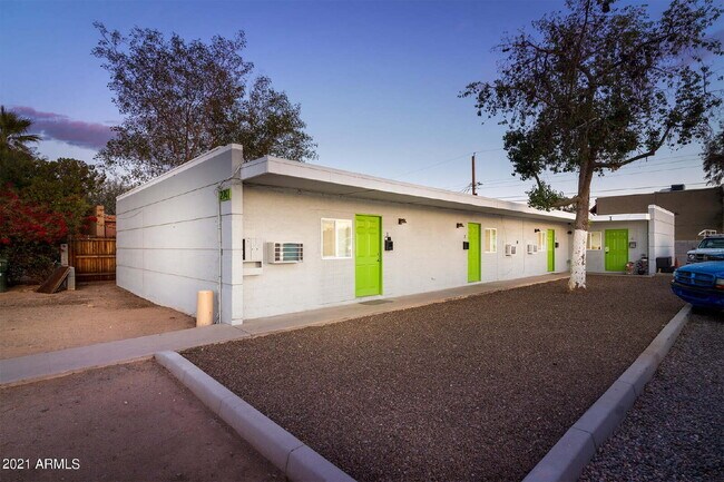 Foto del edificio - UPDATED 2 BEDROOMS WITH PRIVATE PATIO & CENTRAL AIR