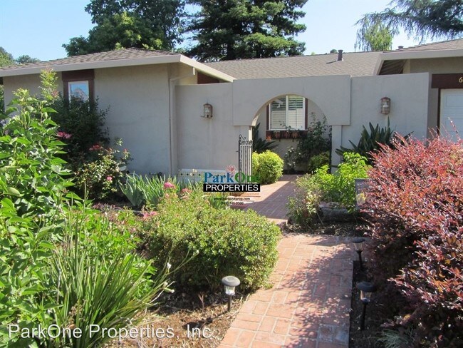Building Photo - 688 Persimmon Rd
