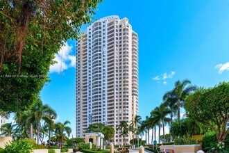 Building Photo - 808 Brickell Key Dr