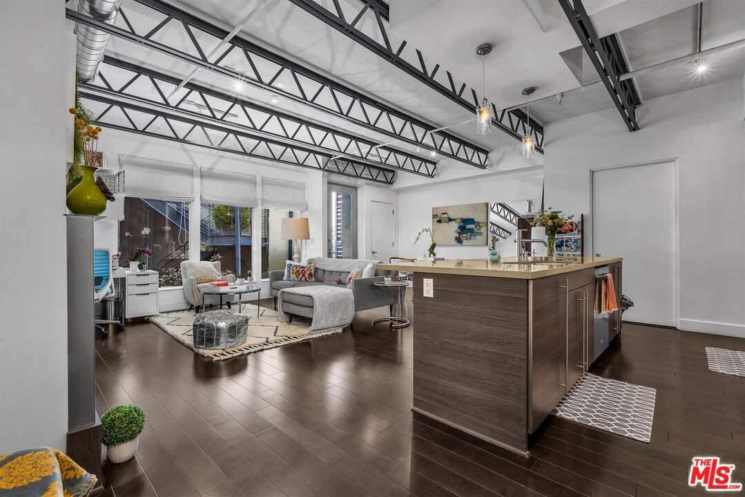 Foto principal - 1250 N Harper Ave