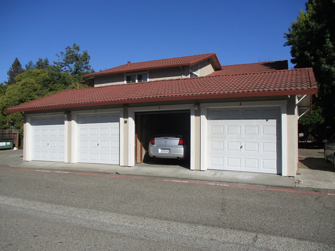 Garage - 905 Civic Center Dr
