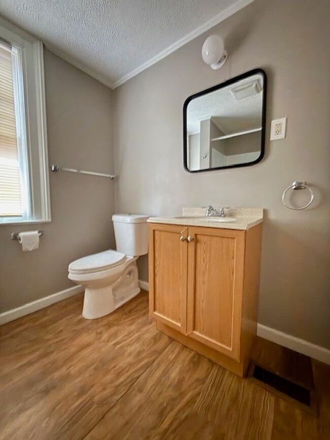 Building Photo - PERFECT 1 Bedroom Move-In Ready!