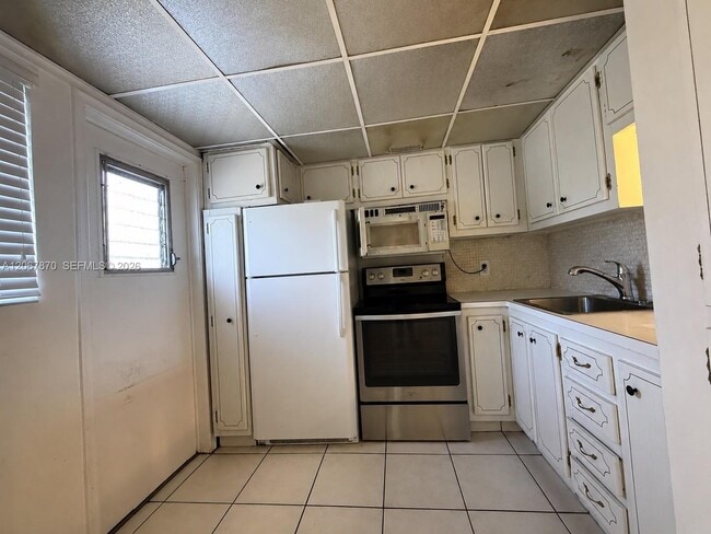 Building Photo - 20200 NE 29th Ct