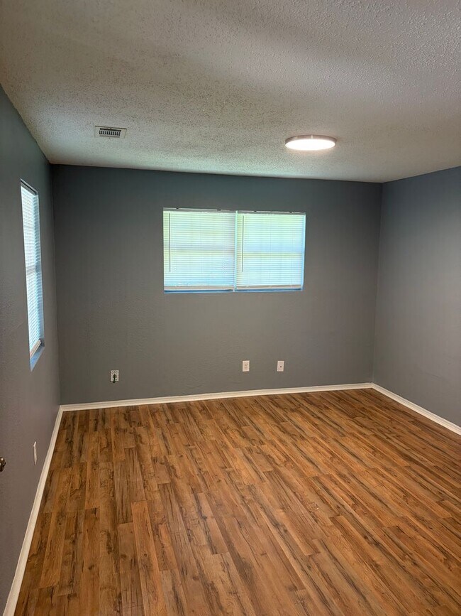Foto del edificio - 3 bedroom and 1 bathroom house- $1000 move-in special