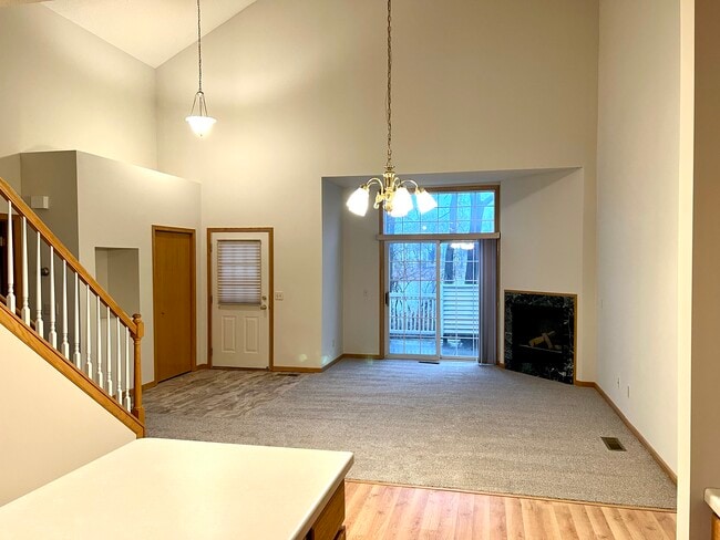 Building Photo - 475 Hickory Ln N